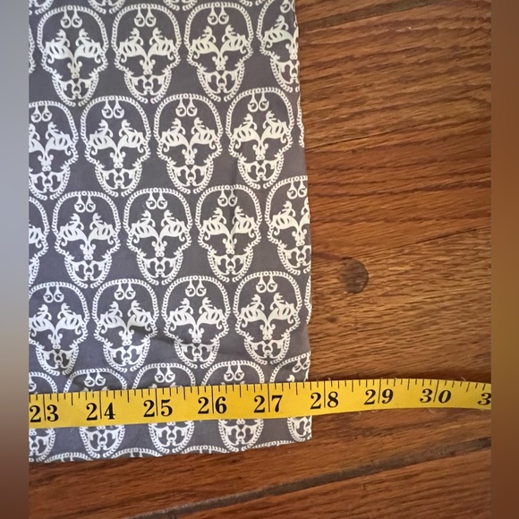 Another Rare Thomas Wylde find! Grey and white henna skull silk twill textile - Picture 6 of 6